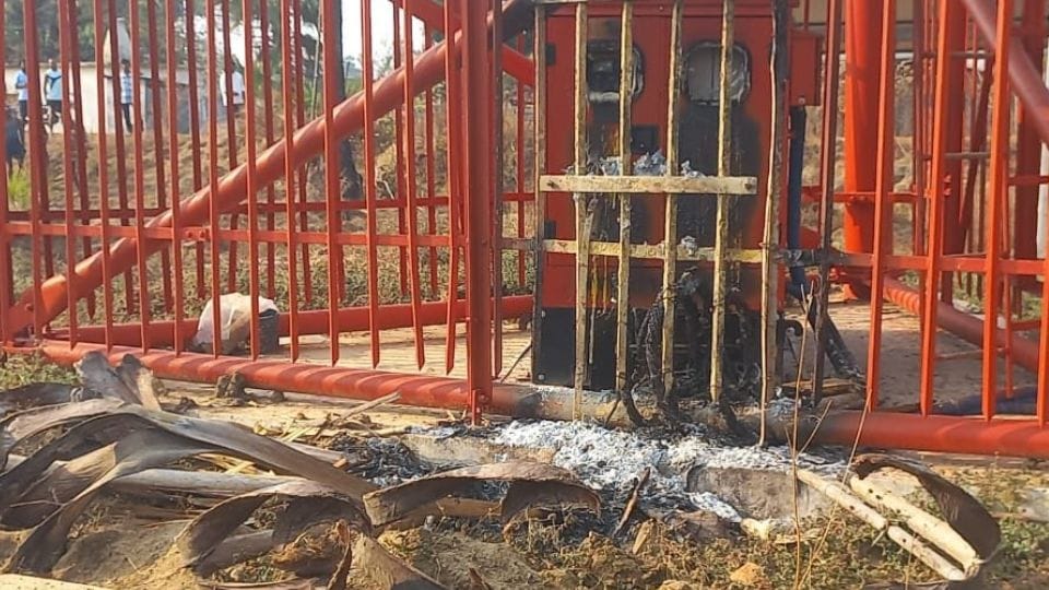 नक्सलियों ने टावर में लगाई आग