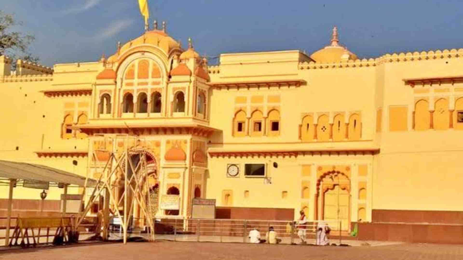 ओरछा राजा राम मंदिर में चल रही तैयारी।