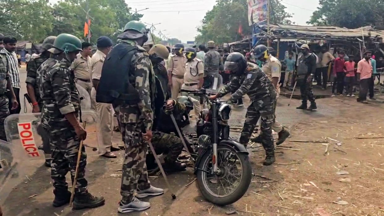 Three-member panel to probe CISF 'lathi charge' on protesters in Jharkhand's Bokaro News In Hindi