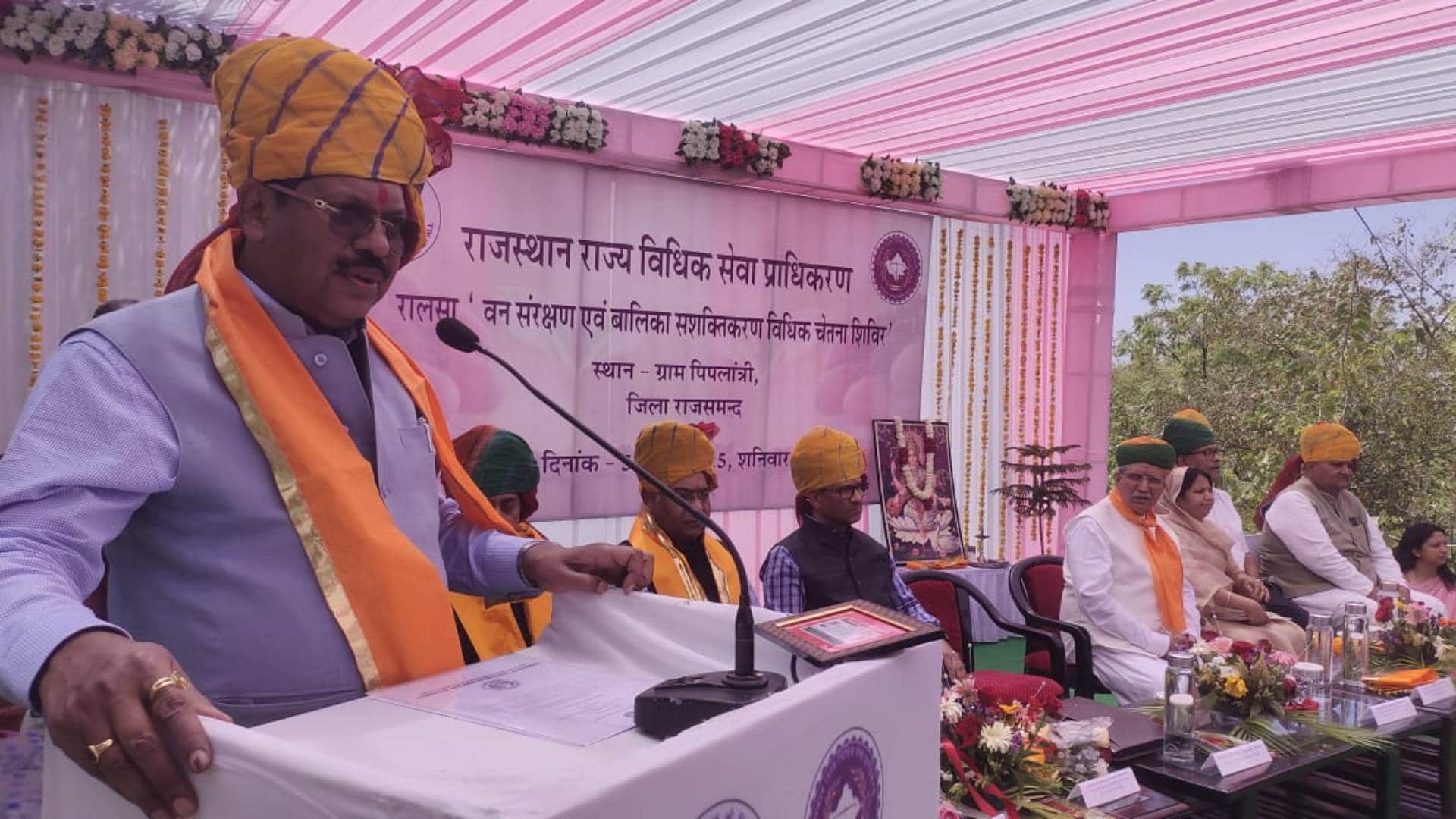 शिविर को संबोधित करते हुए सुप्रीम कोर्ट के न्यायाधीश बीआर गवई