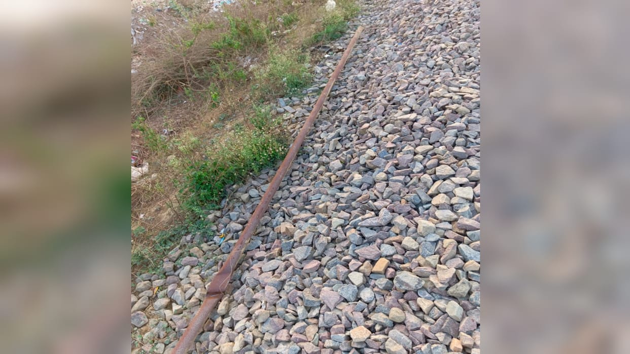 Conspiracy to overturn train near Phaphamau fails, iron pole found on track, goods train stopped suddenly
