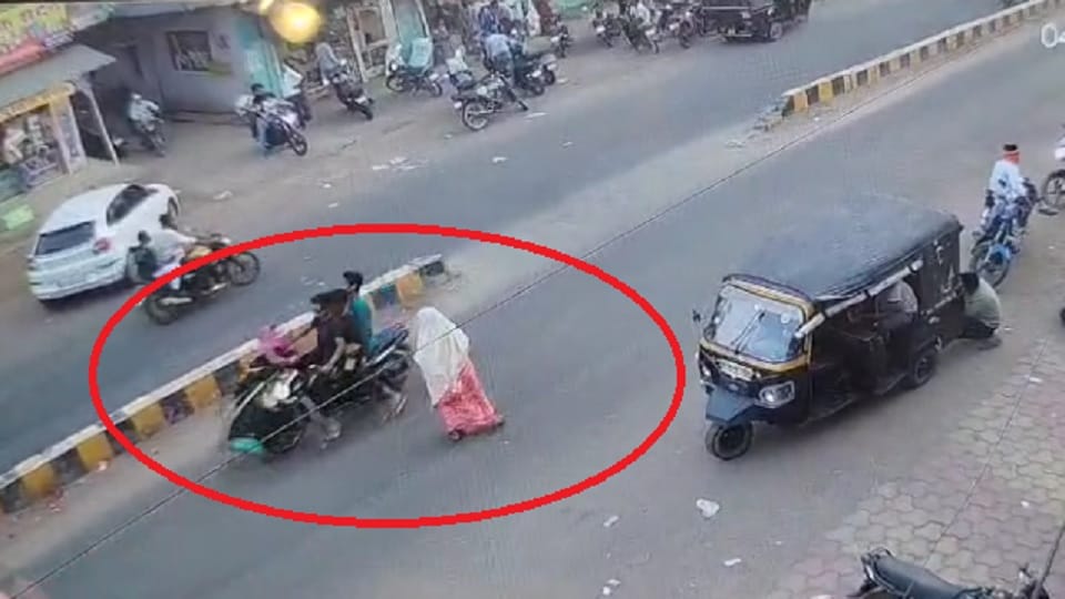 सीसीटीवी में कैद हुई घटना