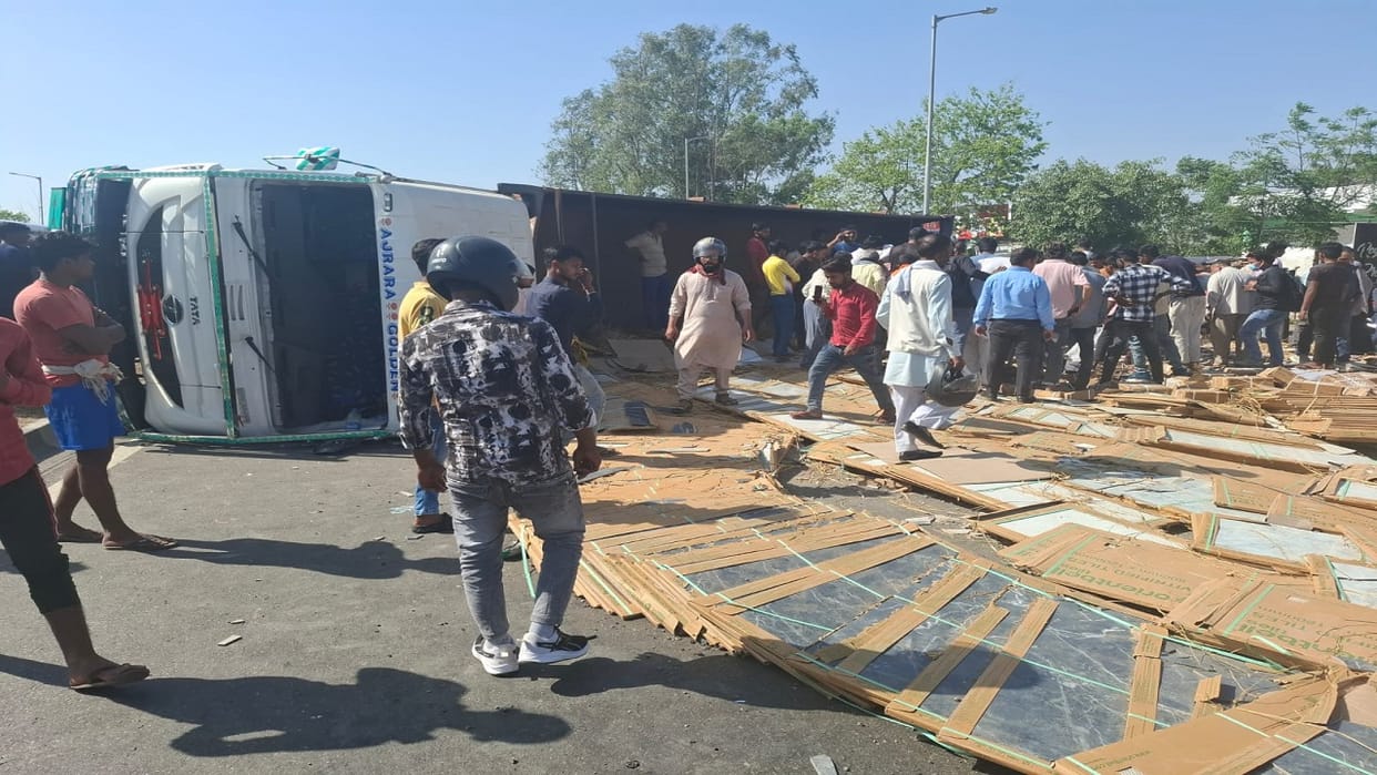 truck overturned on e-rickshaw a man died three injured in Bareilly