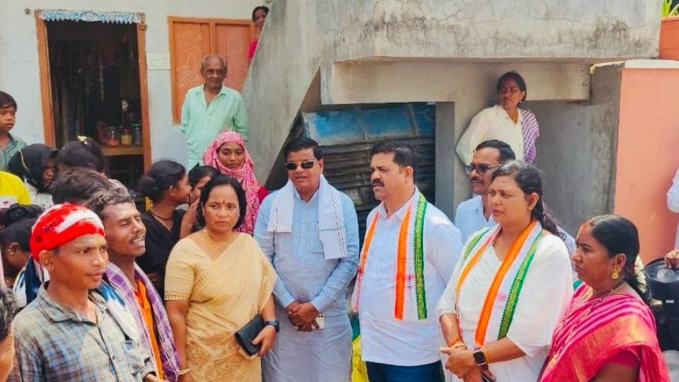 विधायक विक्रम मंडावी ने परिजनों से की मुलाकात