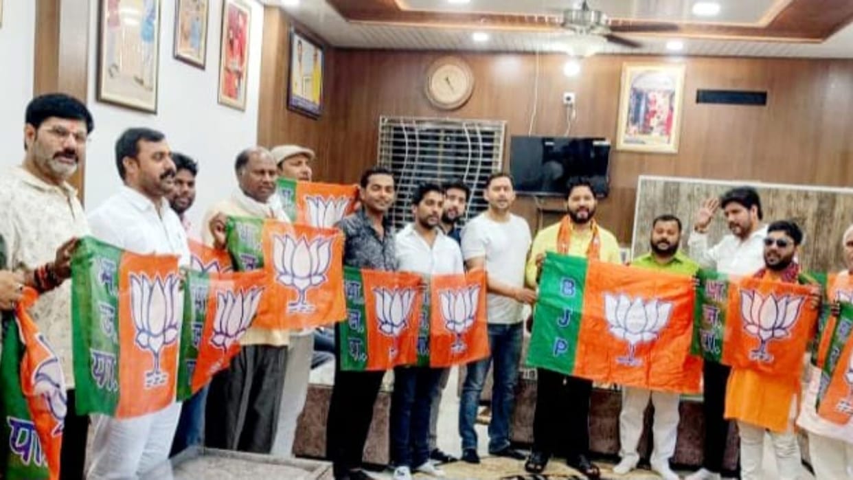 Celebration evening of BJP Foundation Day Flags distributed in Pindra area
