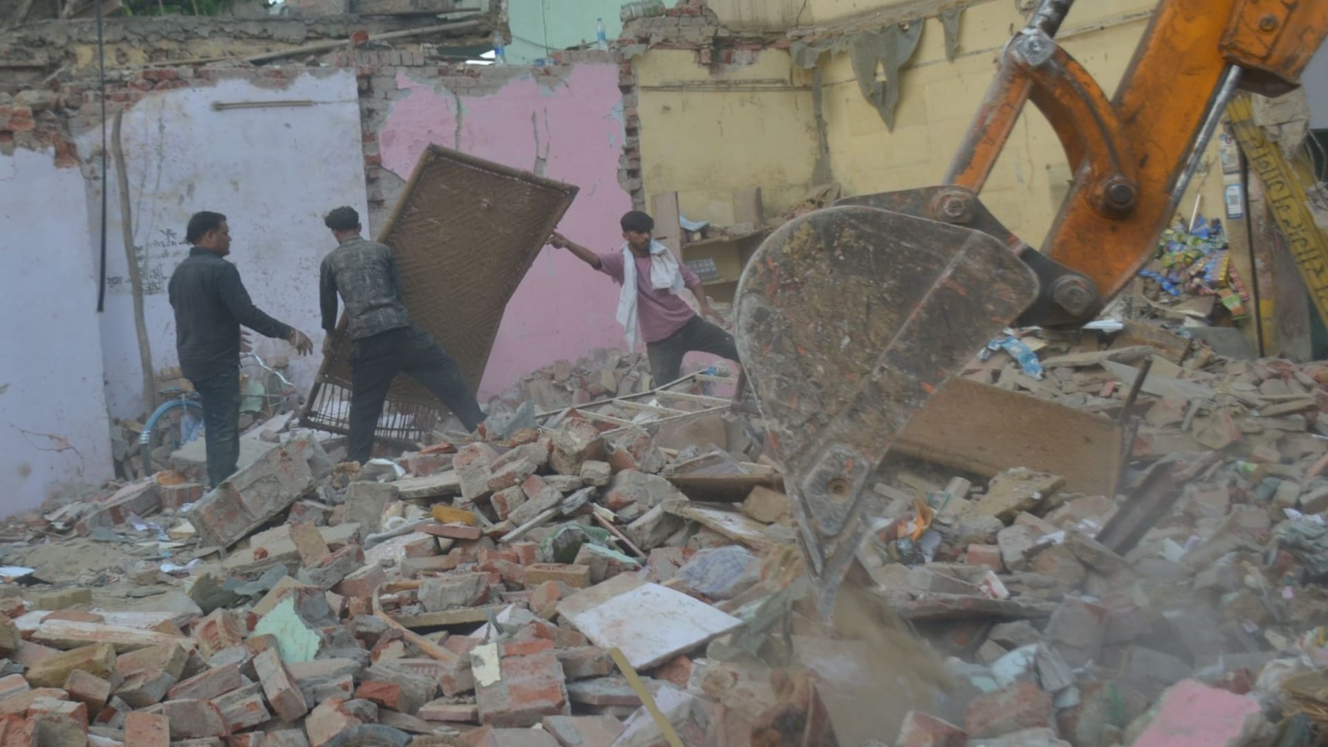 Agra Shops Collapse Debris removed by Advanced Rescue Tender Moaning sounds were coming from rubble