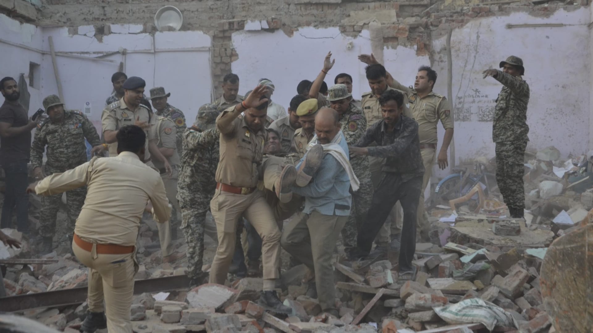 Five shops collapsed in Awas Vikas in Agra two brothers died See photos