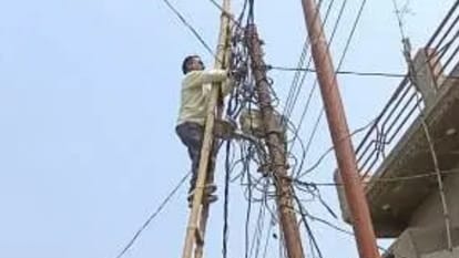 ऐसे ही फाॅल्ट ठीक करते हैं बिजलीकर्मी।