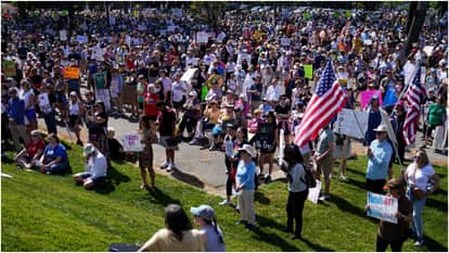 अमेरिकी राष्ट्रपति डोनाल्ड ट्रंप और कारोबारी एलन मस्क के खिलाफ प्रदर्शन