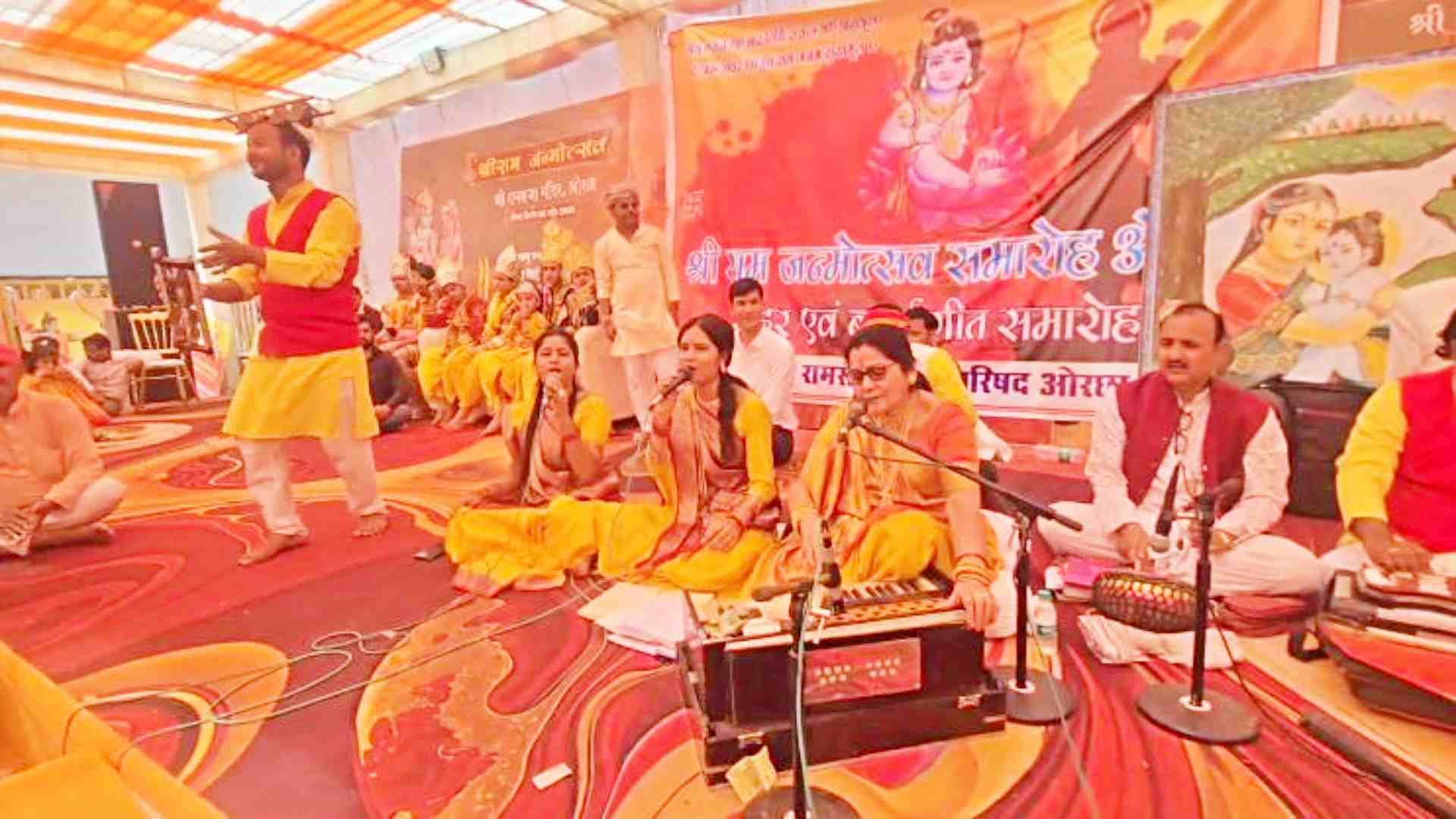 बुंदेली बधाई गीत गातीं महिलाएं।