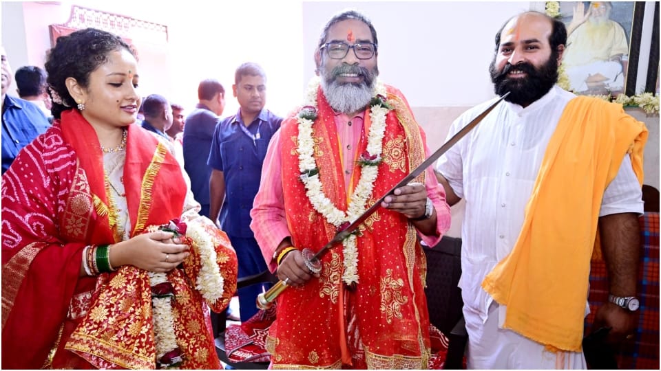 CM Hemant Soren and his wife Kalpana Soren worshiped at Tapovan temple in Ranchi On Ram Navami