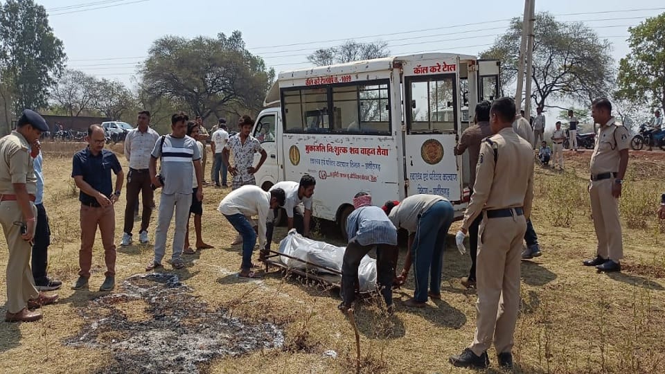 A half-burnt body of a youth was found in the old Bhilai police station area