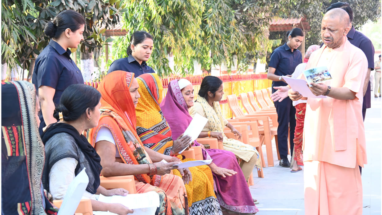 CM Yogi heard the problems in the public darshan of Gorakhpur Gorakhnath temple, gave instructions to official