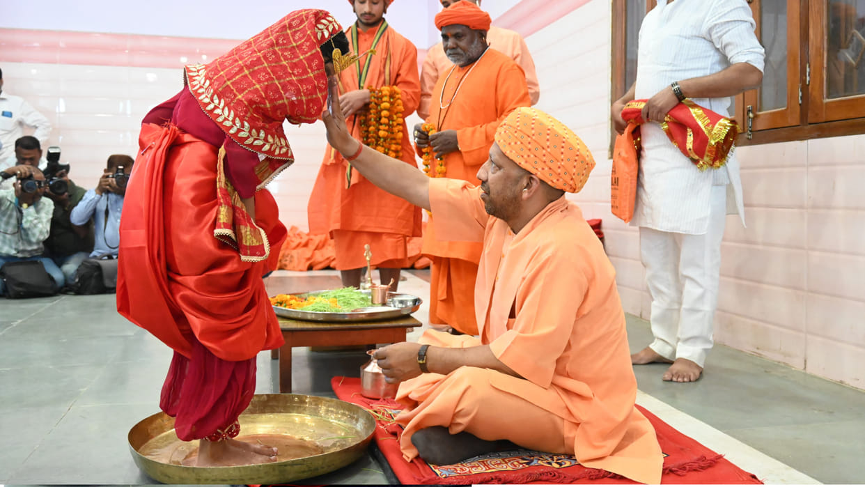 On Chaitra Navratri, CM Yogi worshipped 9 girls at Gorakhpur Gorakhnath temple, washed their feet