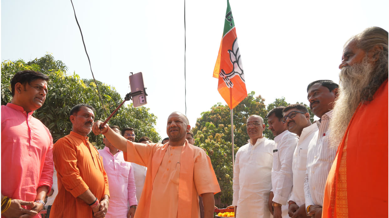On the foundation day of Gorakhpur BJP party, CM Yogi hoisted the party flag at the party office