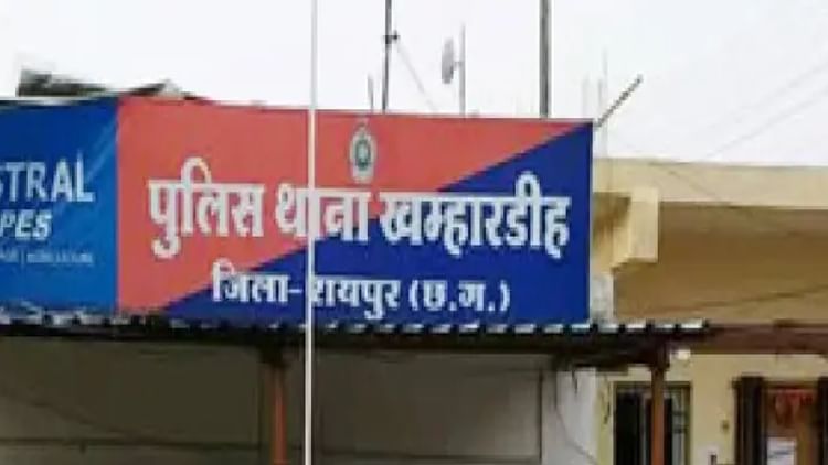 बॉयफ्रेंड के चक्कर में 6 सहेलियों ने की युवती की पिटाई: फैशन डिजाइनर ने लगाया चाकूबाजी और लुट का आरोप