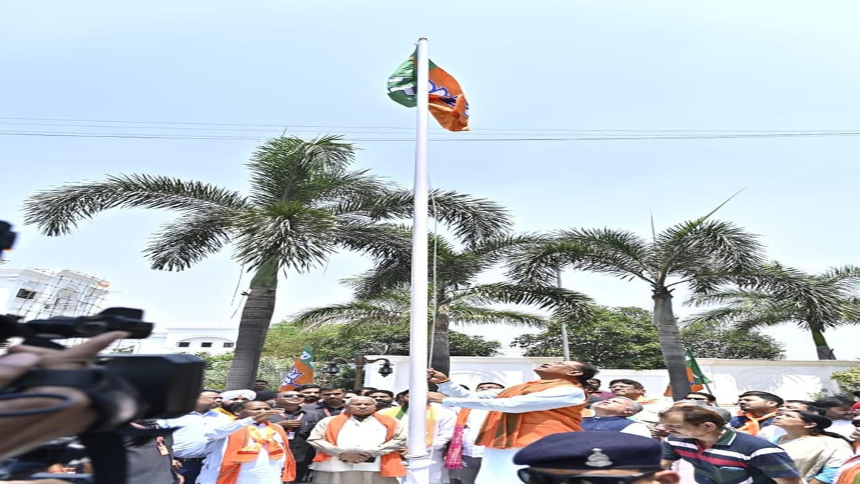 BJP is celebrating foundation day in Chhattisgarh, CM Sai hoisted the BJP flag in the state office