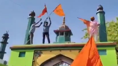 केसर का झंडा सिकंद्रा प्रार्थना में गज़ी मियां एस दरगाह में फहराया गया