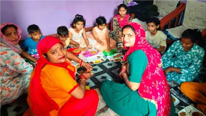 कन्या पूजन करती महिलाएं