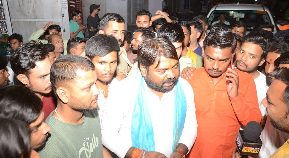 Anger among Hindu organizations over removal of loudspeakers on Ram Navami created ruckus by blocking the road