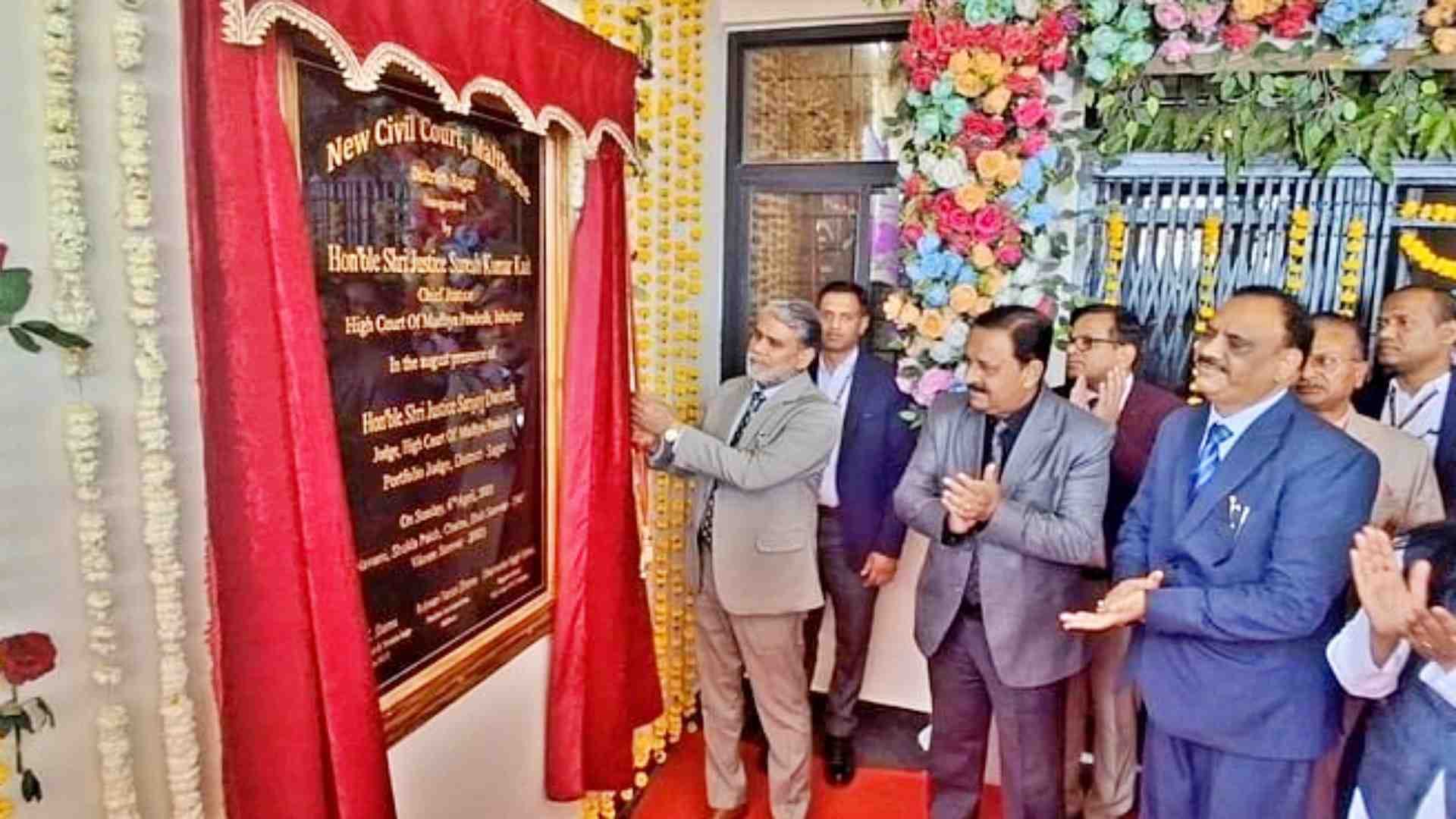 लोकार्पण करते चीफ जस्टिस सुरेश कुमार कैथ।
