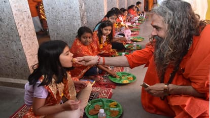 महानिर्वाणी अखाड़े में कन्या पूजन करते यमुनापुरी जी महाराज।