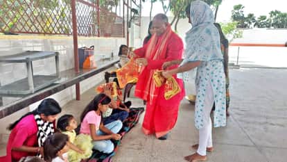 कन्याओं को चुनरी ओढ़ाते आरसीपी सिंह