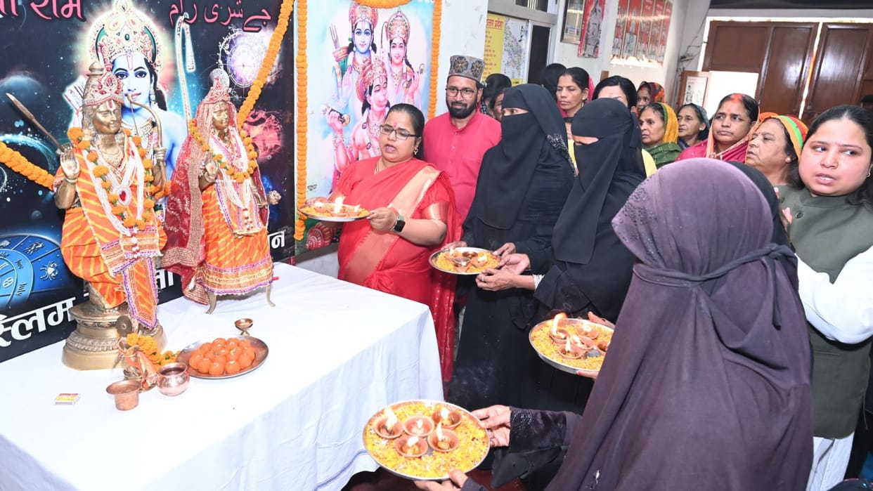 Varanasi News Muslim women bowed heads before Lord Ram performed aarti and responded fundamentalists