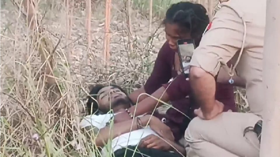 lover committed suicide by hanging himself in field his girlfriend crying in saharanpur