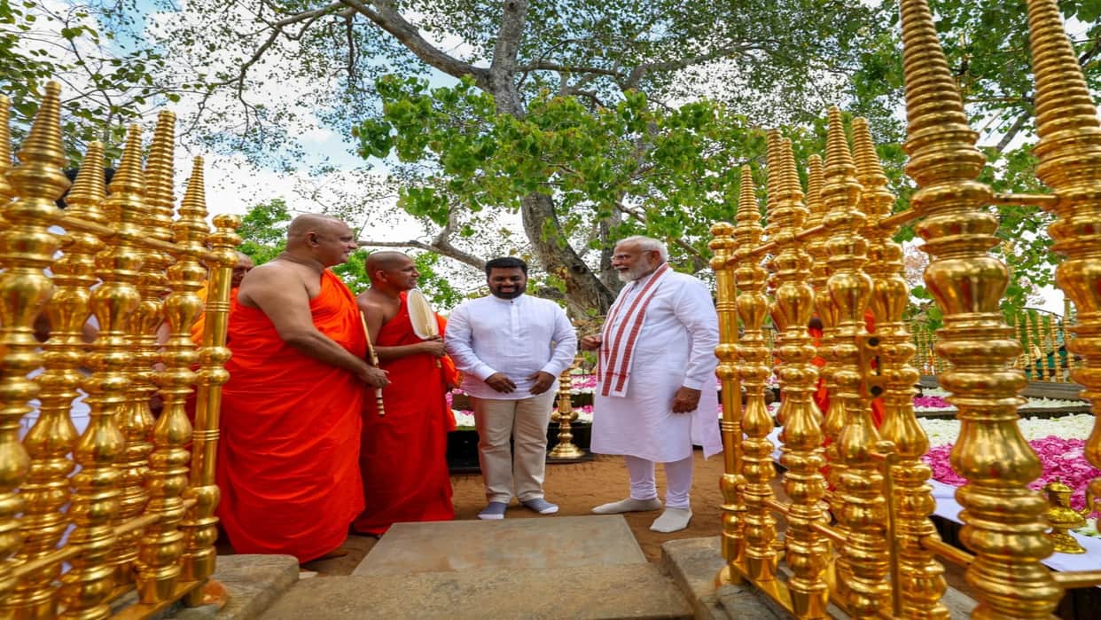 PM Modi visits Buddhist shrine in Sri Lanka's Anuradhapura News In Hindi