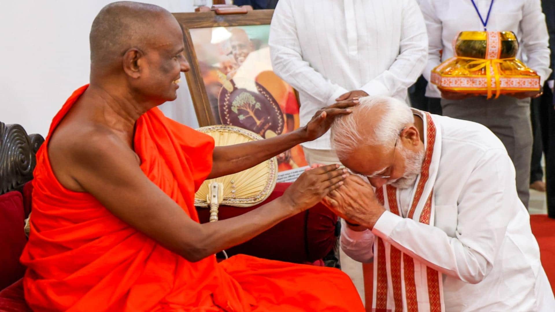 PM Modi visits Buddhist shrine in Sri Lanka's Anuradhapura News In Hindi