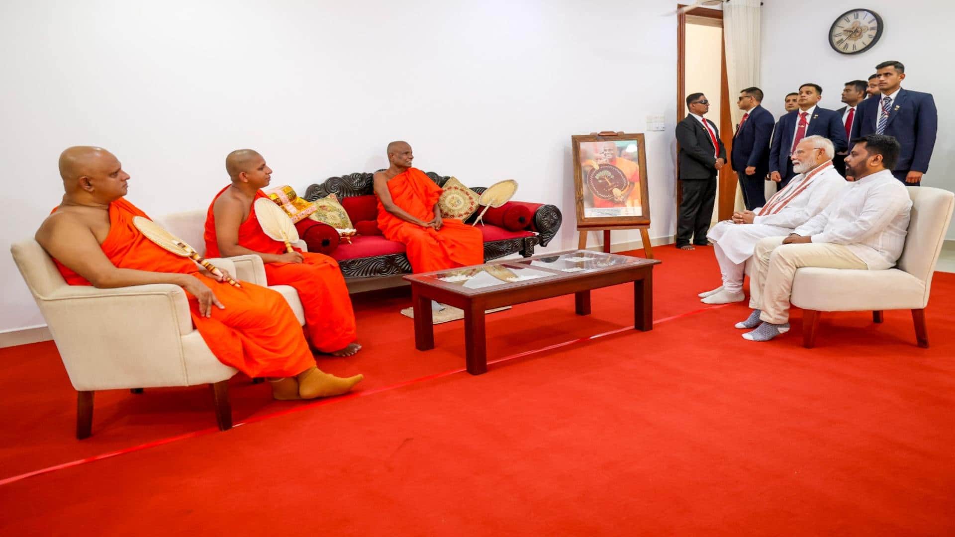 PM Modi visits Buddhist shrine in Sri Lanka's Anuradhapura News In Hindi