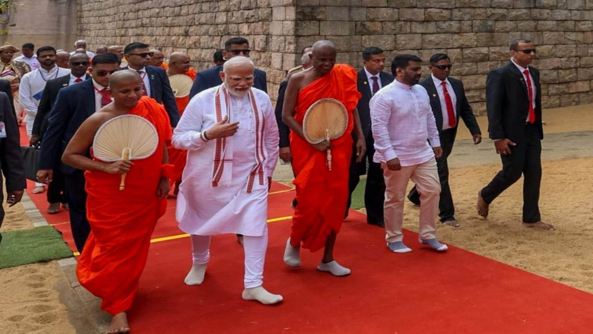 PM Modi visits Buddhist shrine in Sri Lanka's Anuradhapura News In Hindi