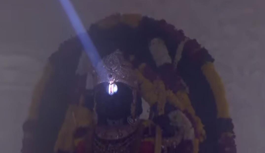 Ram Navami in Ayodhya Ram Lalla Surya Tilak Photos Video Devotees Gathered in Ram Mandir