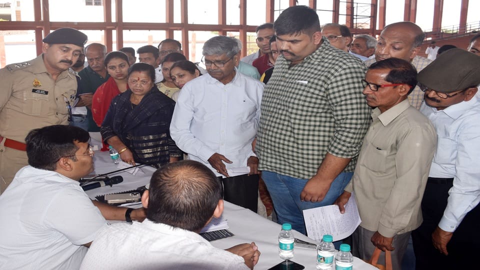 Green Park Apartment residents reached Samadhan Divas against the builder