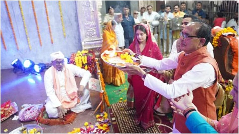 शिवराज सिंह चौहान ने सपरिवार किए मां विजयासन देवी के दर्शन।