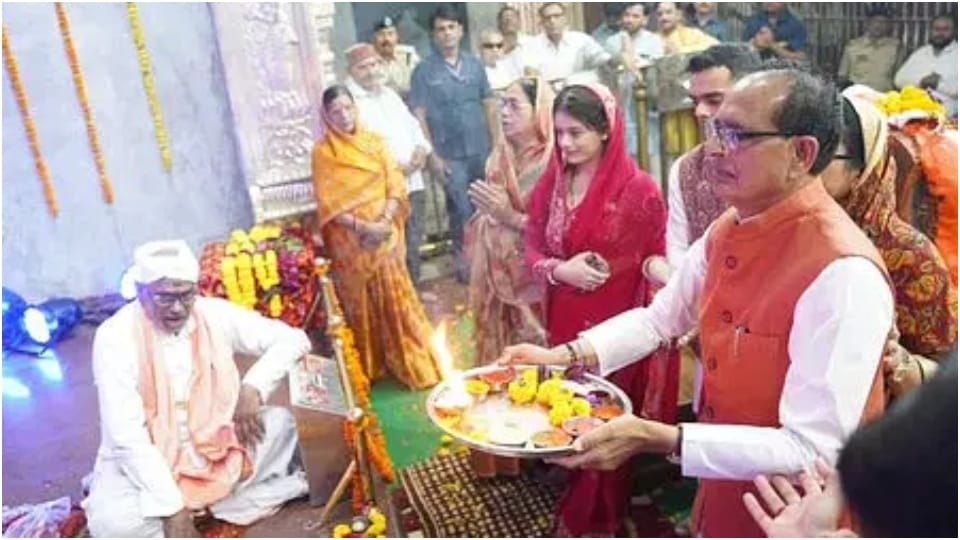 Shivraj Singh Chauhan worship with his family at Salkanpur Vijayasan Devi Temple in Sehore
