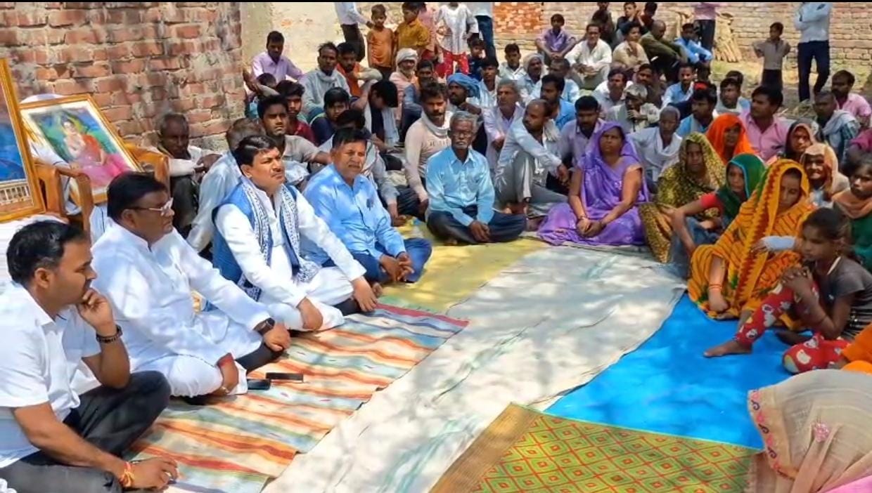Sitapur: MP Anand Bhadoria and former MLA Anoop Gupta sit on dharna in Pisawan case