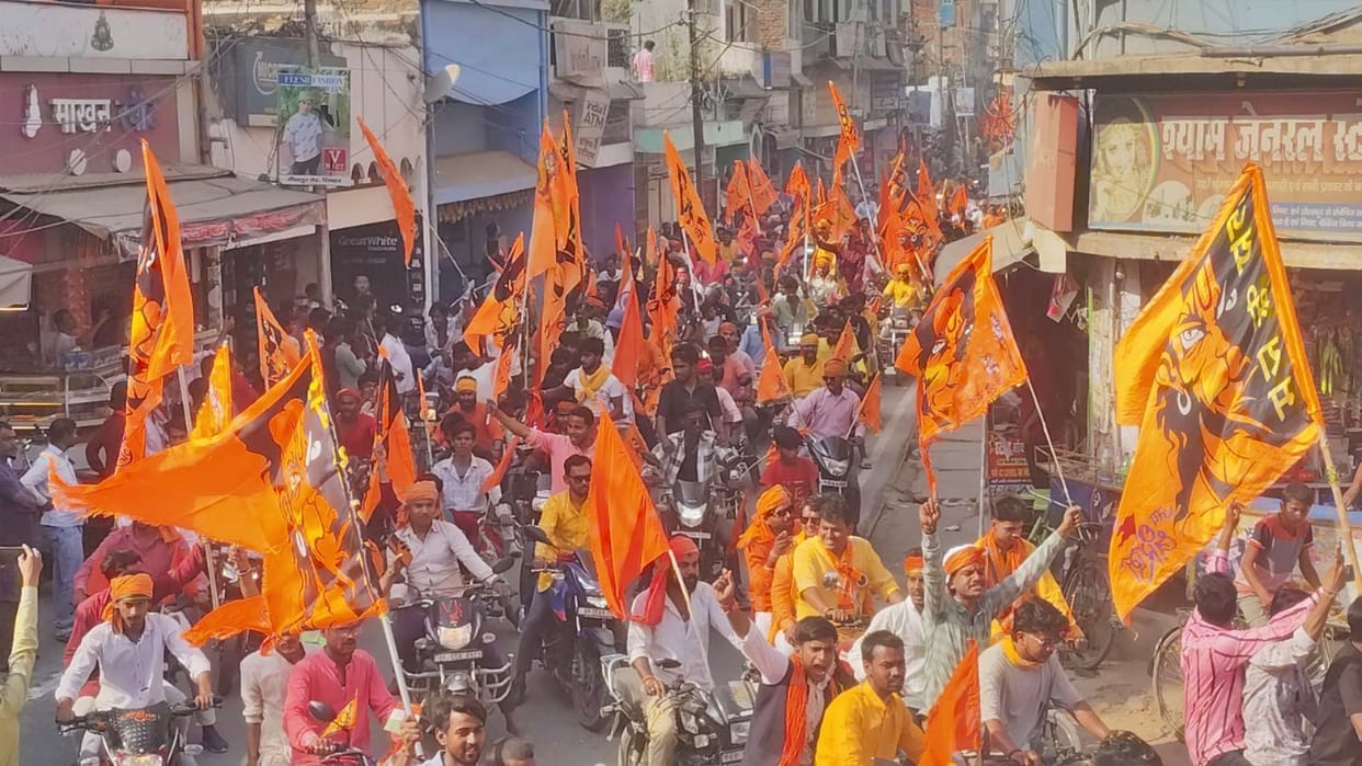 Siwan News: Grand Ram Navami procession taken out amid tight security, city resounds with tableaux and slogans