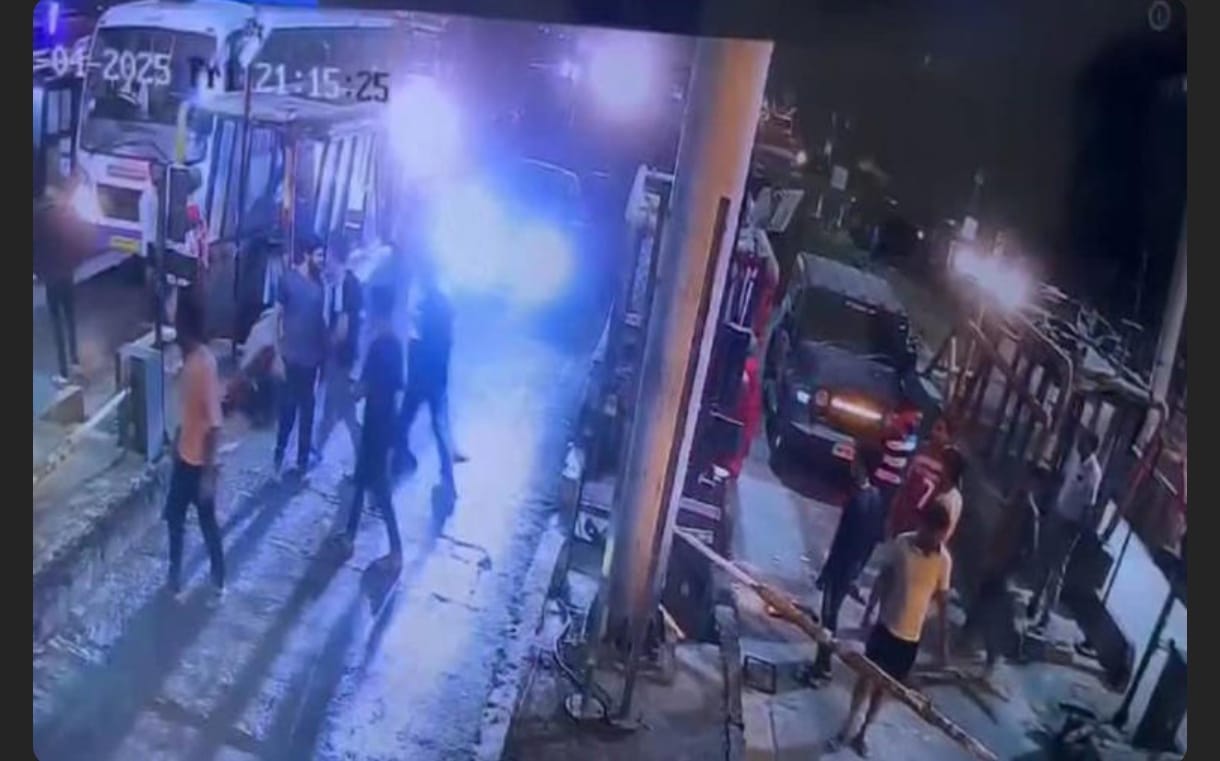 Indore: Youths created a ruckus at Shipra toll post, vandalized the toll post when asked to pay toll tax