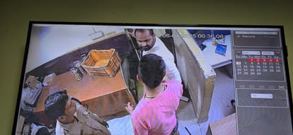 उत्तराखंड भाजपा के श्रमिकों ने किचा में जबरन बूम बैरियर बीट टोल वर्कर्स खोला