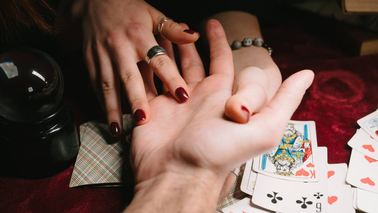 Palmistry Where is the line of wealth and luck in the palm How to find it know special things related to it
