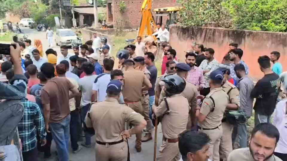 Vikasnagar News Villagers protest against administration team went to remove encroachment in Bhimawala
