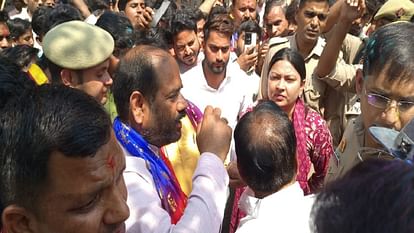 रामनवमी शोभायात्रा में हंगामा: पुलिस ने बुलडोजर रोका तो भड़के लोग, भाजपा जिलाध्यक्ष ने खुद सवार होकर निकलवाया ruckus over the bulldozer in the Ram Navami Shobhayatra BJP district president got angry