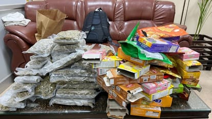 बिस्कुट, चिप्स और कैंडी के पैकेट से मिला नशा।