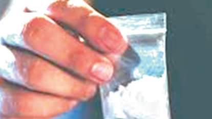 Hamirpur:105.23 grams of chitta recovered from two youths, including a student of a private college, at the bu