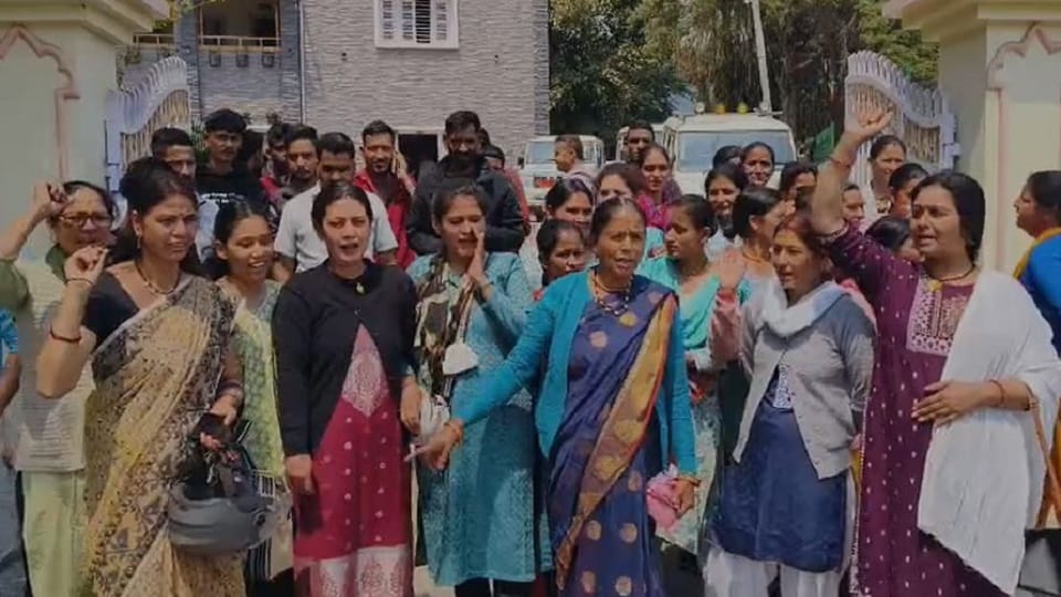 Women of Jajardeval Pithoragarh roared in protest against the liquor shop