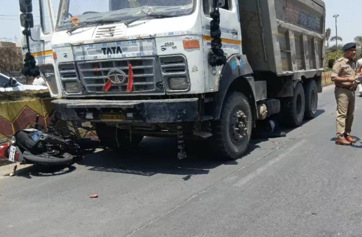 Indore: A constable returning home from duty was crushed by a dumper, his bike was dragged for 20 feet