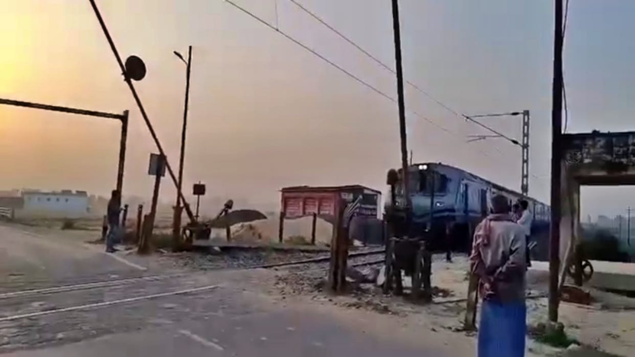 Darbhanga News: railways negligence, there was no staff at Antaur Gumti, train loco pilot himself closed gate