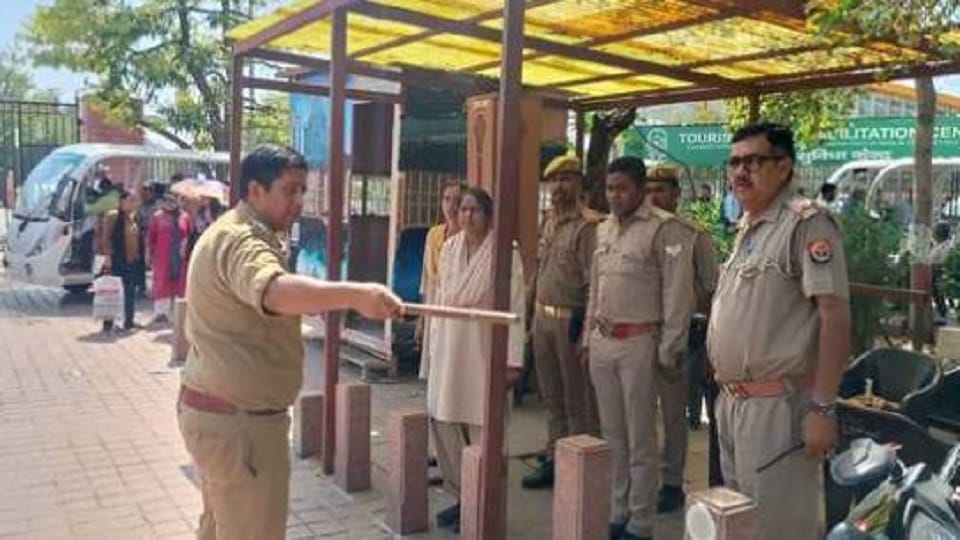 Autos and e-rickshaws free intersections of Agra traffic police started Operation Kayakalp